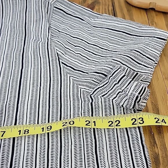 Van Heusen. Women's Top. Size XL. EUC - Picture 8 of 9